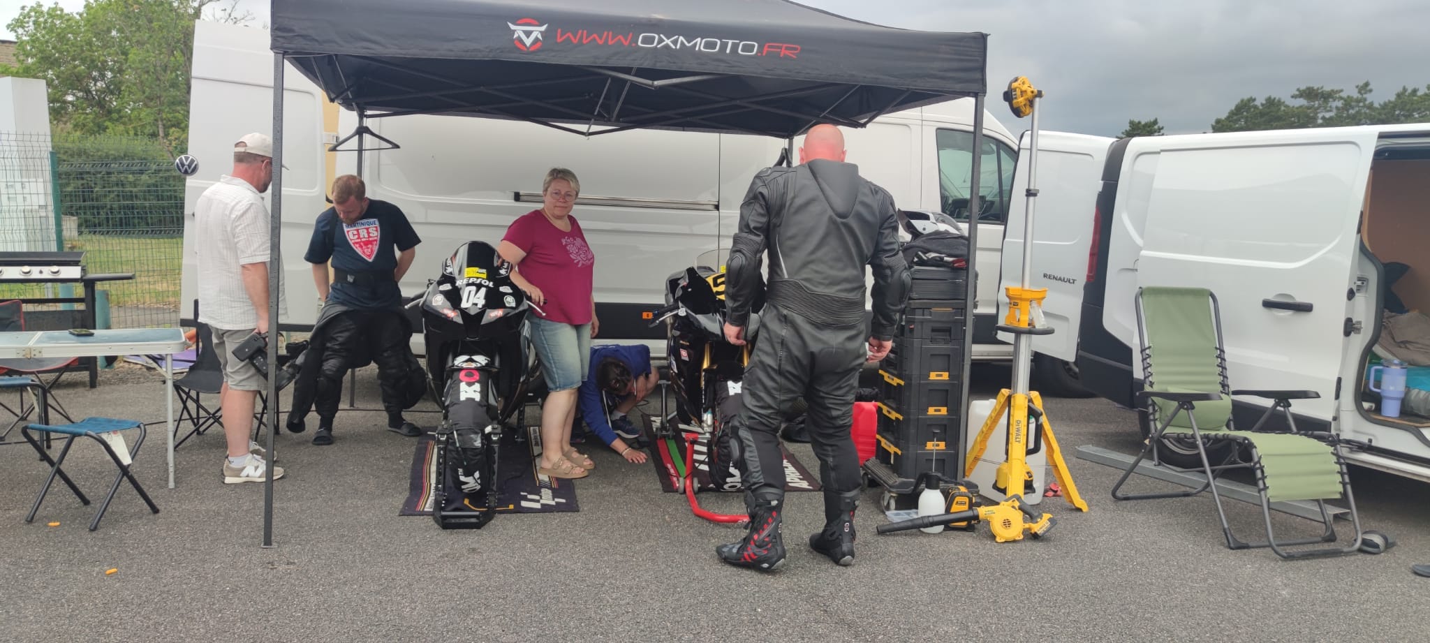Échanges entre passionnés de moto