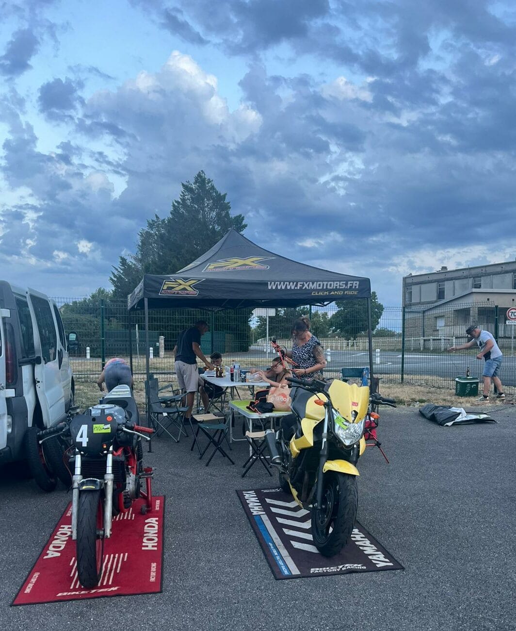 Ambiance conviviale autour de la moto