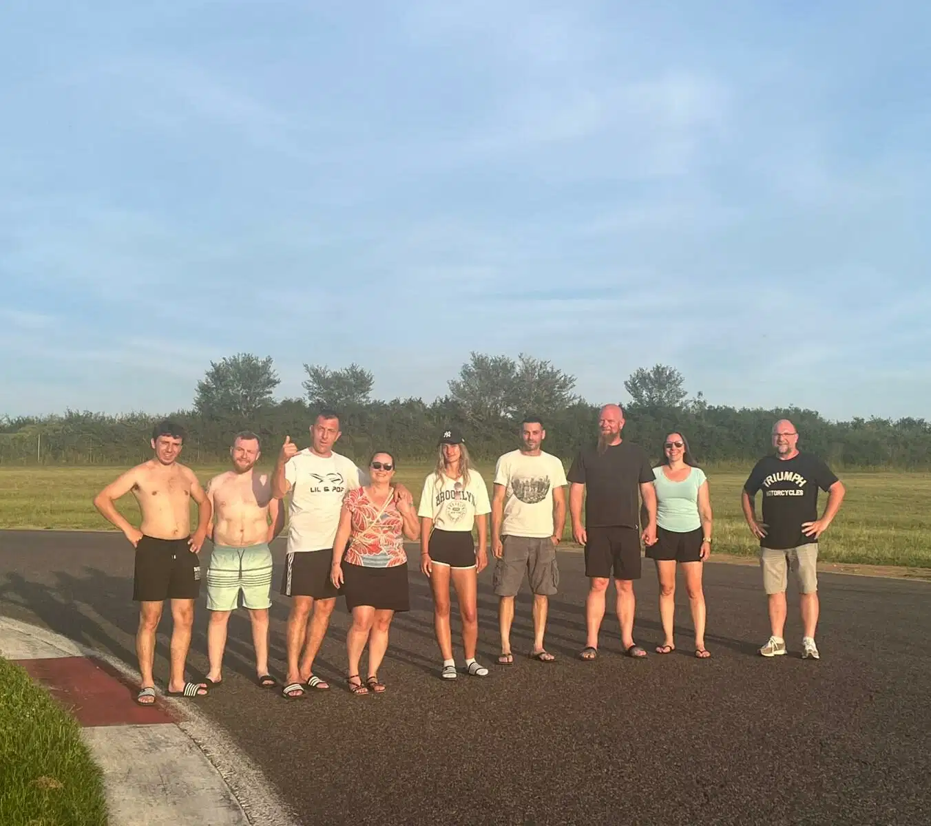 Membres de l’association Sées’Sion Piste dans le paddock